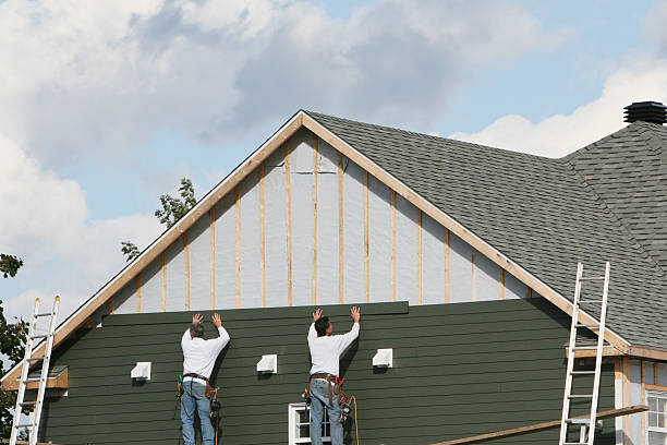 Professional Siding technician working in Lakewood, CO